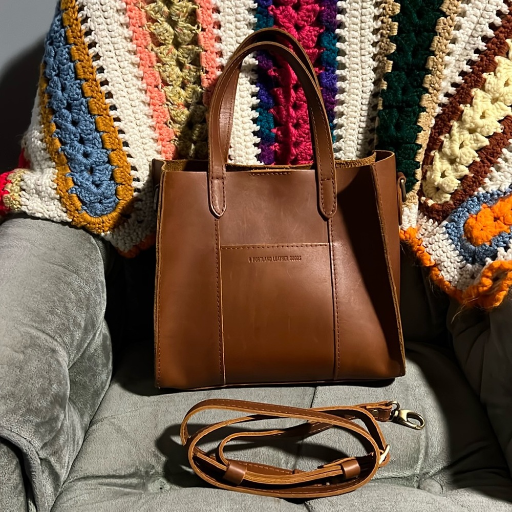 Portland Leather Medium Crossbody Tote in Honey
